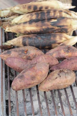 Tatlı patates, tatlı patates fırın ızgara üzerinde yakmak.