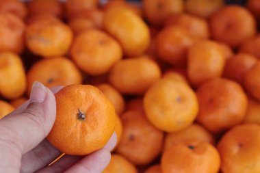 Markette portakal meyvesi.