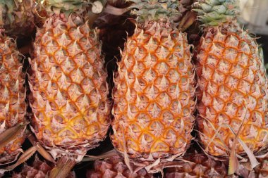 Piyasada taze ananas.