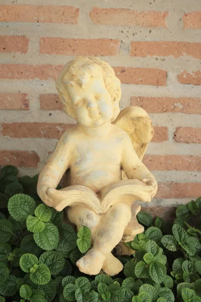 Estatua de Cupido belleza en el jardín . — Foto de Stock