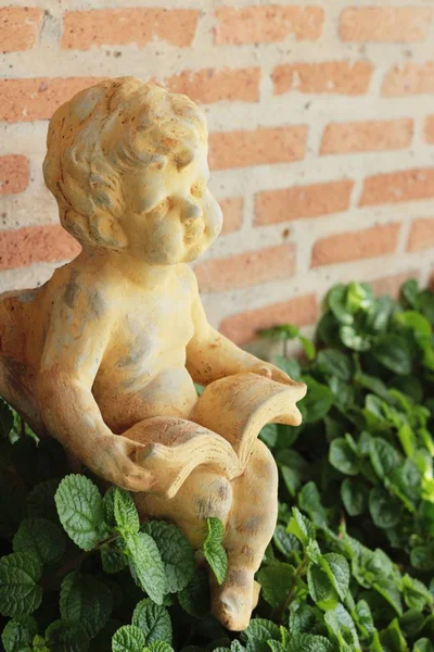 Amorek statua uroda w ogrodzie. — Zdjęcie stockowe