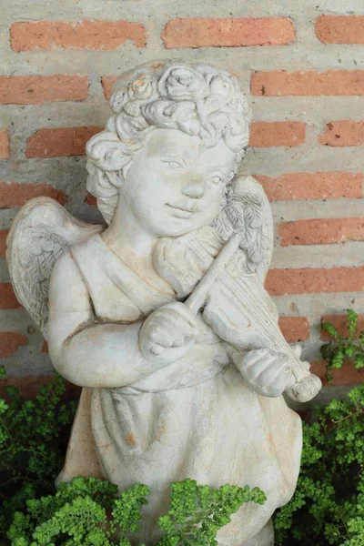Estátua Cupido beleza no jardim . — Fotografia de Stock