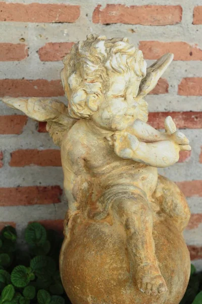 Cupid statue beauty in the garden. — Stock Photo, Image