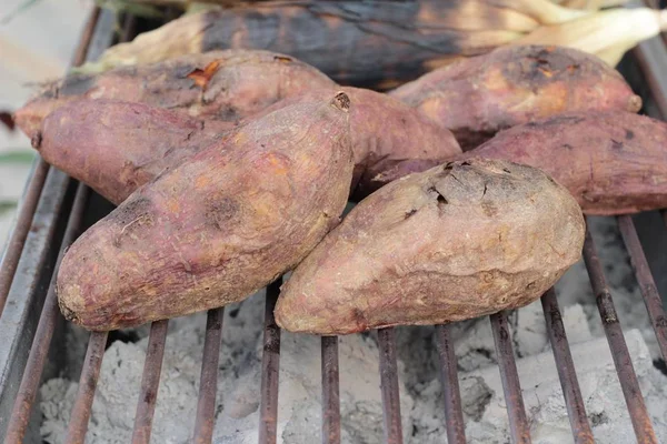 Yam branden, zoete aardappel op de kachel grille. — Stockfoto