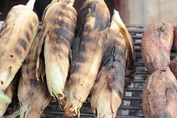 Maiskolben auf dem Grill lecker. — Stockfoto