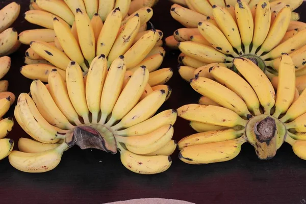 Plátano maduro es delicioso en el mercado . — Foto de Stock