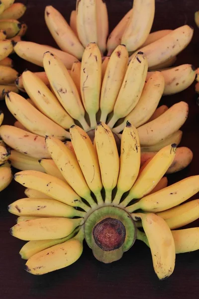 Plátano maduro es delicioso en el mercado . — Foto de Stock