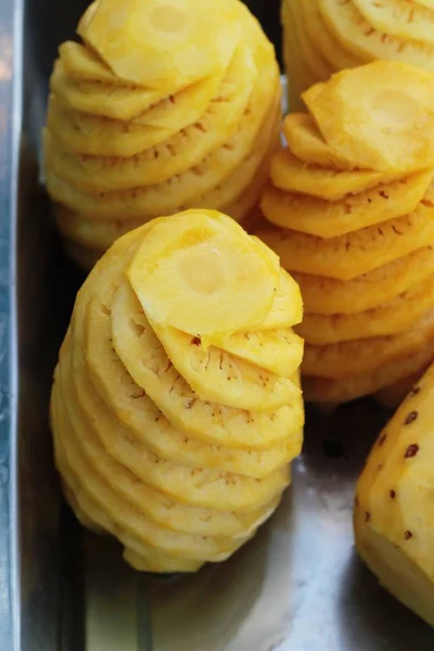 Färsk ananas på marknaden. — Stockfoto