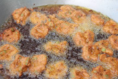 Yapma balık köftesi tavada kızarmış.