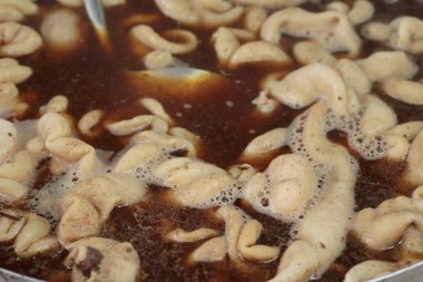 tencerede demlenmiş barsak lezzetli.