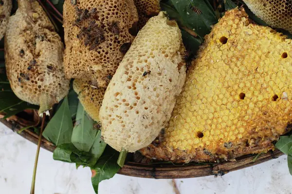 Favo de mel dourado no mel no mercado — Fotografia de Stock