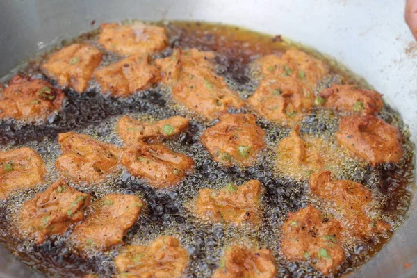 Making gebakken vis cake in de pan. — Stockfoto