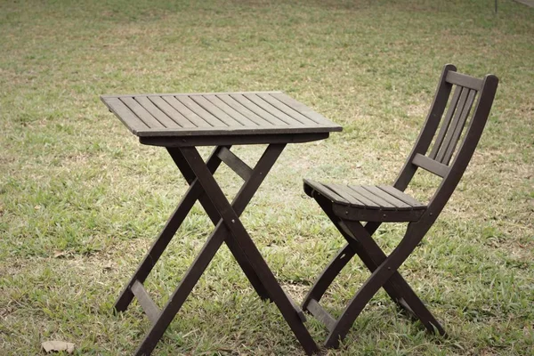 Bahçedeki tahtadan sandalyeler. — Stok fotoğraf