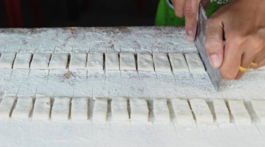 Yapma derin yağda kızartılmış hamur sopa içinde çarşı.