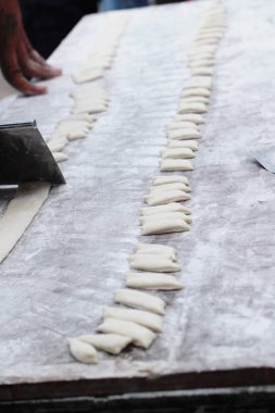 Yapma derin yağda kızartılmış hamur sopa içinde çarşı.