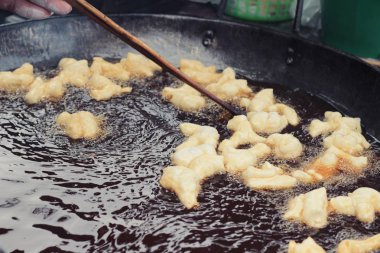 Yapma derin yağda kızartılmış hamur sopa içinde çarşı.