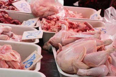 Piyasada taze tavuk.