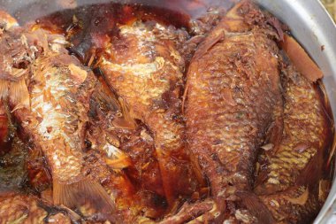 Tencerede soya soslu balık buğulama.