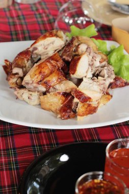 Izgara tavuk ile lezzetli bir sos ile.