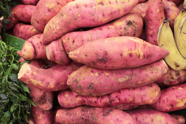 Frische Süßkartoffeln auf dem Markt. — Stockfoto