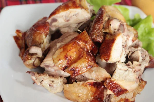 Ayam panggang dengan saus yang lezat. . — Stok Foto