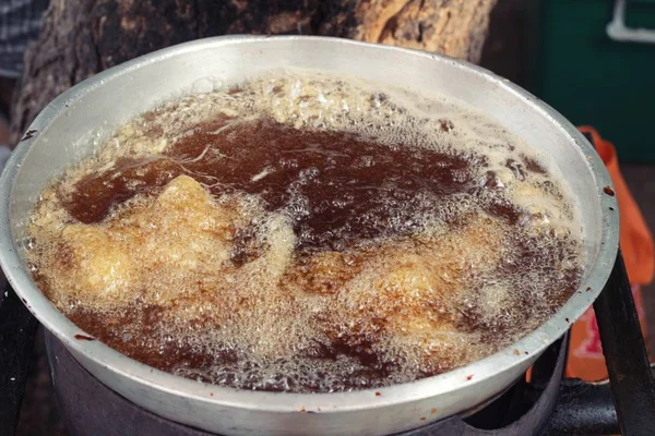 Poulet frit est délicieux sur le marché — Photo