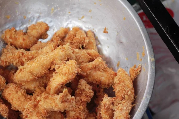 Pollo frito es delicioso en el mercado — Foto de Stock