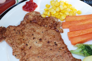 Domuz eti biftek sebze ve domates sosu ile.