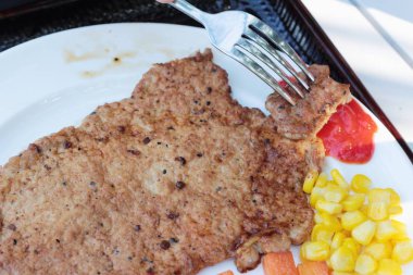 Domuz eti biftek sebze ve domates sosu ile.