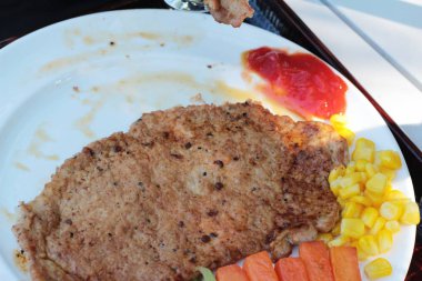 Domuz eti biftek sebze ve domates sosu ile.