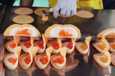 Lezzetli çıtır gözleme yapıyor