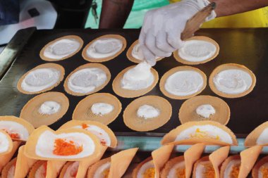 Lezzetli çıtır gözleme yapıyor