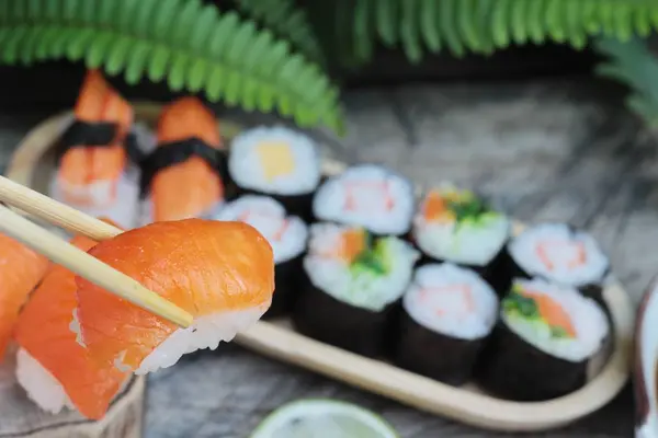 Sushi salmon sangat lezat, makanan tradisional Jepang . — Stok Foto