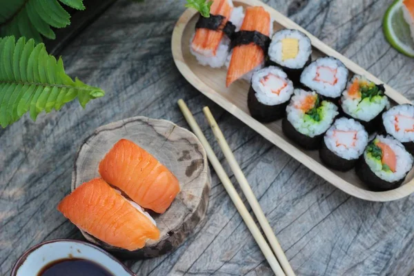O sushi de salmão é delicioso, comida japonesa tradicional . — Fotografia de Stock