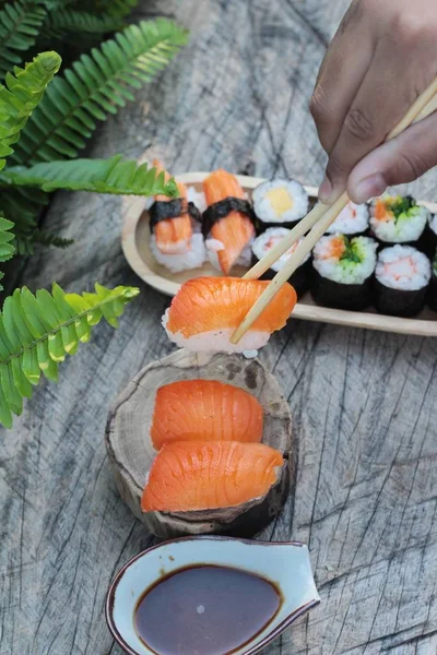 Sushi salmon sangat lezat, makanan tradisional Jepang . — Stok Foto