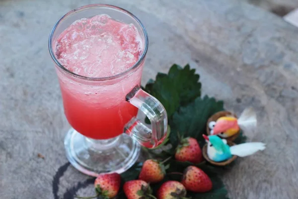 Erdbeere italienische Soda und frische Erdbeere köstlich — Stockfoto