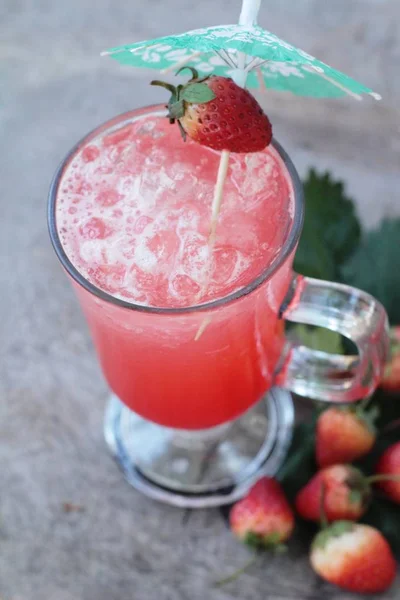 Fraise soda italien et fraise fraîche délicieuse — Photo