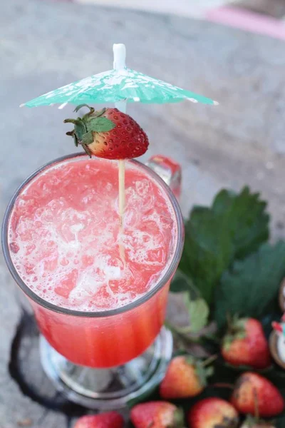草莓意大利苏打水和新鲜草莓美味 — 图库照片