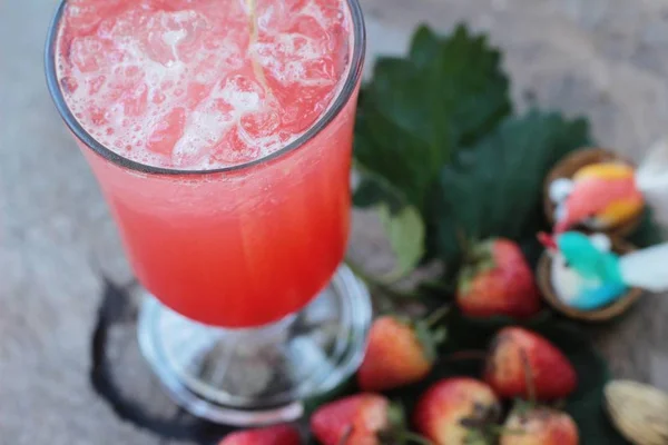 Erdbeere italienische Soda und frische Erdbeere köstlich — Stockfoto