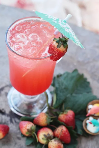 草莓意大利苏打水和新鲜草莓美味 — 图库照片