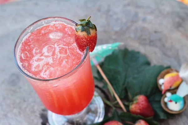 Soda italiana de morango e morango fresco delicioso — Fotografia de Stock