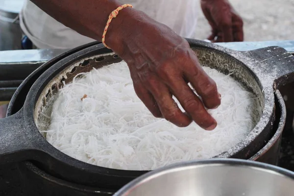 Making pancake is delicious in the market. — Stock Photo, Image