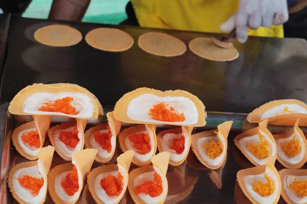 Krokante pannenkoek maken is heerlijk — Stockfoto