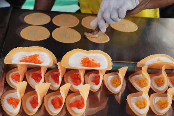 Hacer panqueque crujiente es delicioso —  Fotos de Stock