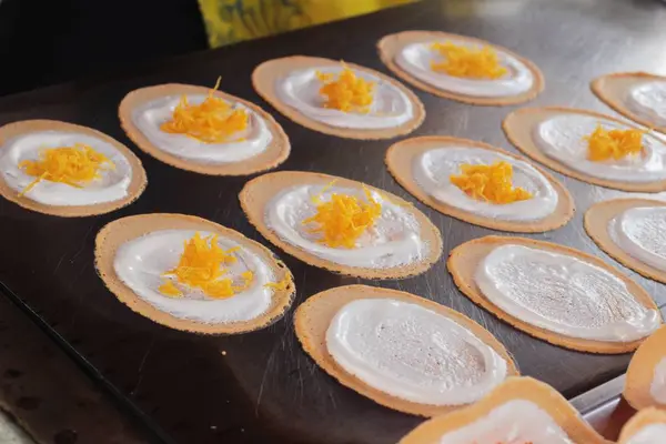 Lezzetli çıtır gözleme yapıyor