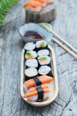Karışık rulo suşi kümesi lezzetli, Japon besindir.