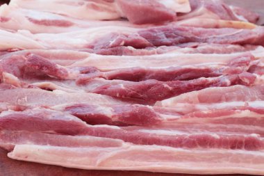 belgili tanımlık çarşı içinde yemek pişirmek için çiğ domuz eti