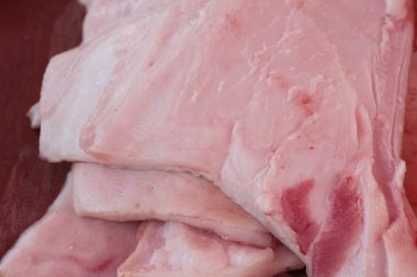 belgili tanımlık çarşı içinde yemek pişirmek için çiğ domuz eti