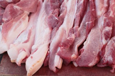 belgili tanımlık çarşı içinde yemek pişirmek için çiğ domuz eti