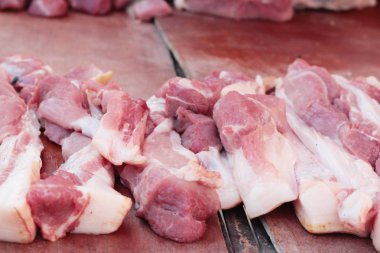belgili tanımlık çarşı içinde yemek pişirmek için çiğ domuz eti